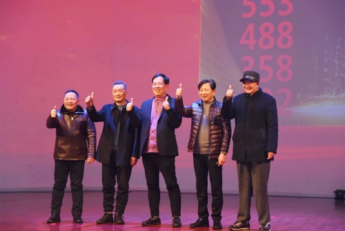 2019年，沈根榮董事長在德威三十三周年慶典上與26年前的合伙人合影